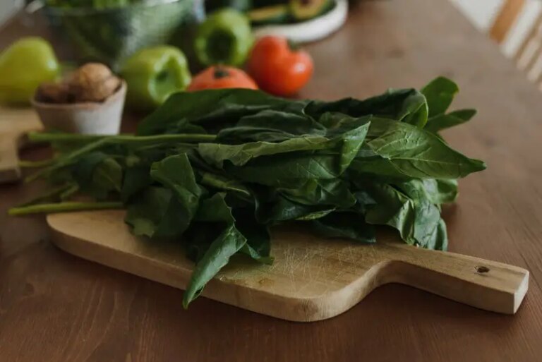 Spinach contains a lot of folic acid and is therefore a good source of vitamin B9.